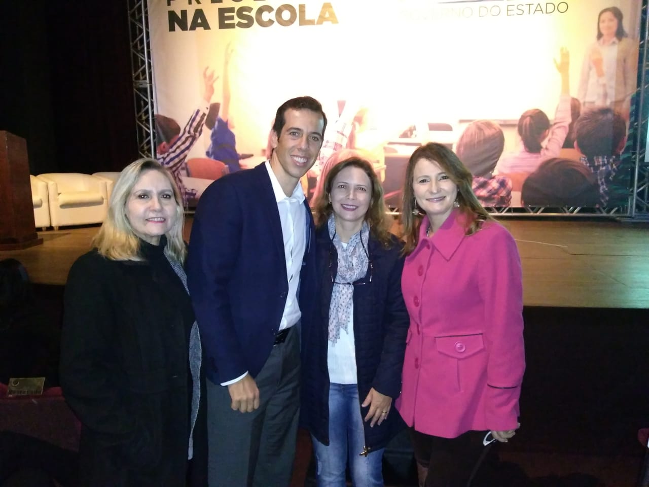 Da direita para esquerda: Ana Maria Molini, chefe do NRE de Jacarezinho, Janaína Cecília Lussi (coordenadora da Ed. Inf. Anos Iniciais), Renato Feder (Secretário Estadual de Educação e Esporte) e Ieda M. dos Santos (coordenadora da Equipe de Educação Básica)