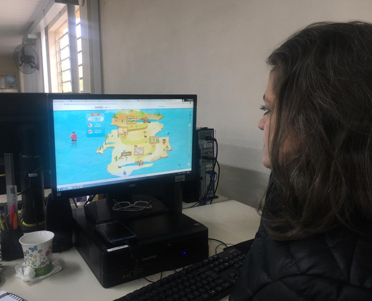 As aulas de Matemática dos alunos da rede estadual do Paraná ficaram ainda mais interessantes desde a implantação do Matific, um game educativo voltado para a disciplina. A nova ferramenta é uma parceria entre a Secretaria de Estado da Educação e do Esporte (Seed) e empresa Matific Foundation, que gratuitamente cedeu seus jogos educativos nas aulas de Matemática do 6º e do 7º anos da rede estadual do Paraná.