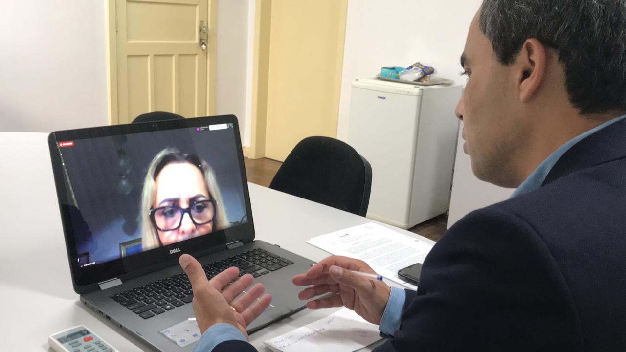 Dando sequência as reuniões setoriais do Comitê de Volta às Aulas previstas para esta semana, a Secretaria da Educação se reuniu nesta terça-feira (14) com os representantes do Ministério Público e da Assembleia Legislativa do Paraná. Os encontros, que fazem parte da programação do Comitê divulgada na última quinta-feira (9), ocorrem por videoconferência e destacaram as preocupações de cada setor para a organização de um plano de retorno.