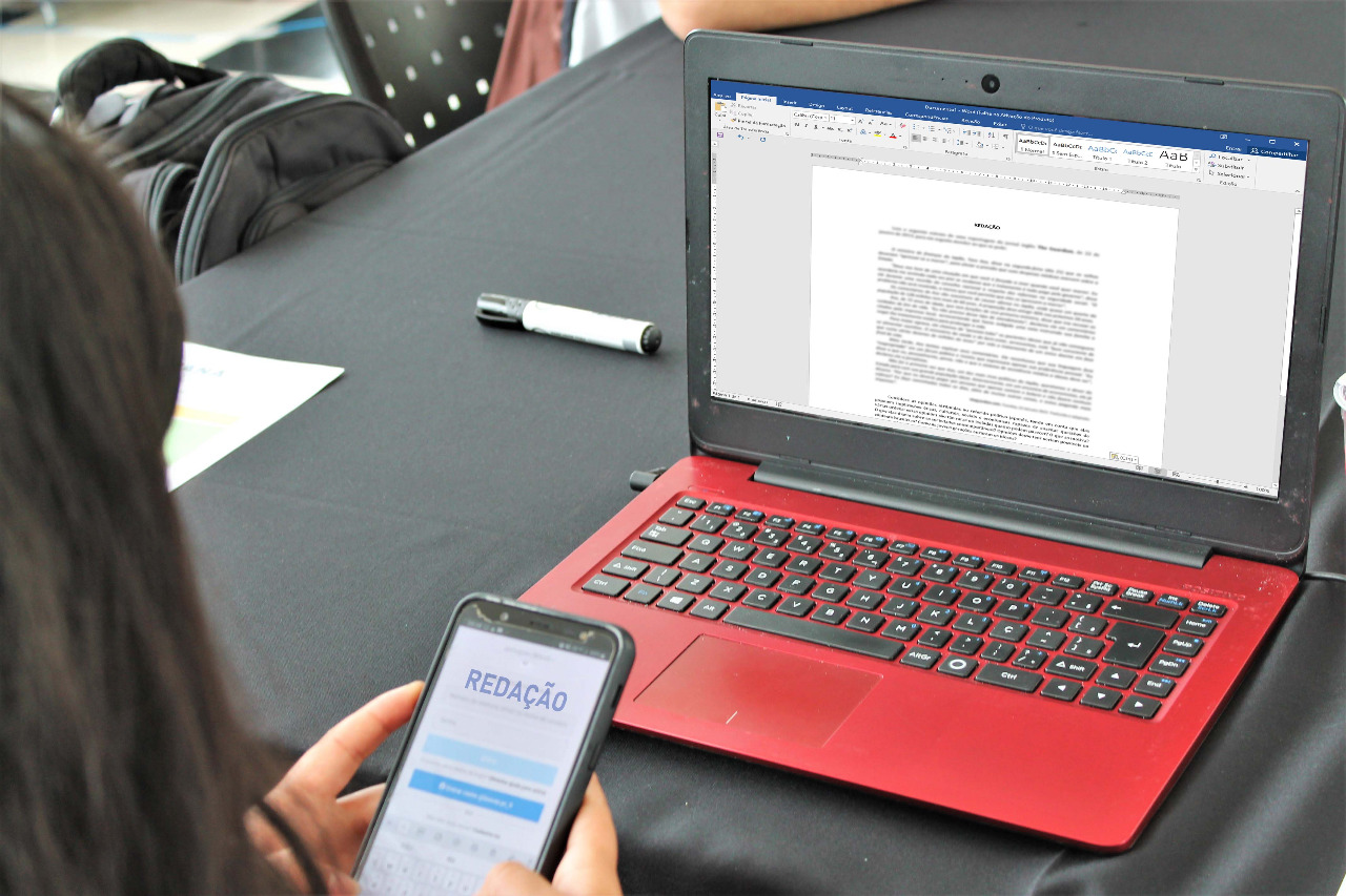A equipe de tecnologia da Secretaria de Estado da Educação e do Esporte (Seed) está desenvolvendo um novo sistema que vai otimizar a correção de redação dos alunos da rede estadual do Paraná. Baseado em inteligência artificial, a nova ferramenta vai otimizar a dinâmica e garantir aos estudantes uma produção textual muito mais rápida.