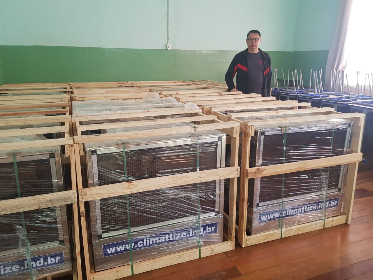 O Governo do Paraná finaliza no mês de agosto a entrega dos 2.790 equipamentos climatizadores para as 170 escolas estaduais com mais de 200 alunos, das regiões norte, noroeste e norte pioneiro. A ação faz parte do pacote de investimentos de cerca de R$ 23,3 milhões para a compra de equipamentos e mobiliários para as unidades educacionais do estado.