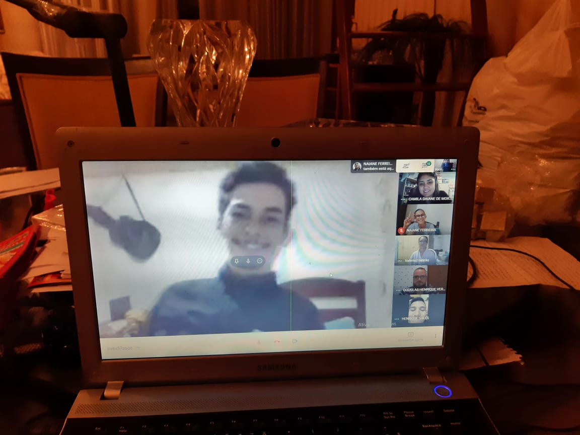 Em diversas escolas estaduais do Paraná, o uso dos meets como ferramenta de aula já se tornou usual entre os professores e alunos. Segundo levantamento da Secretaria de Estado da Educação e do Esporte (Seed), cerca de 28,5 mil meets são realizados por semana, e a tendência é aumentar, porque cada vez mais professores passam a aderir à ferramenta.