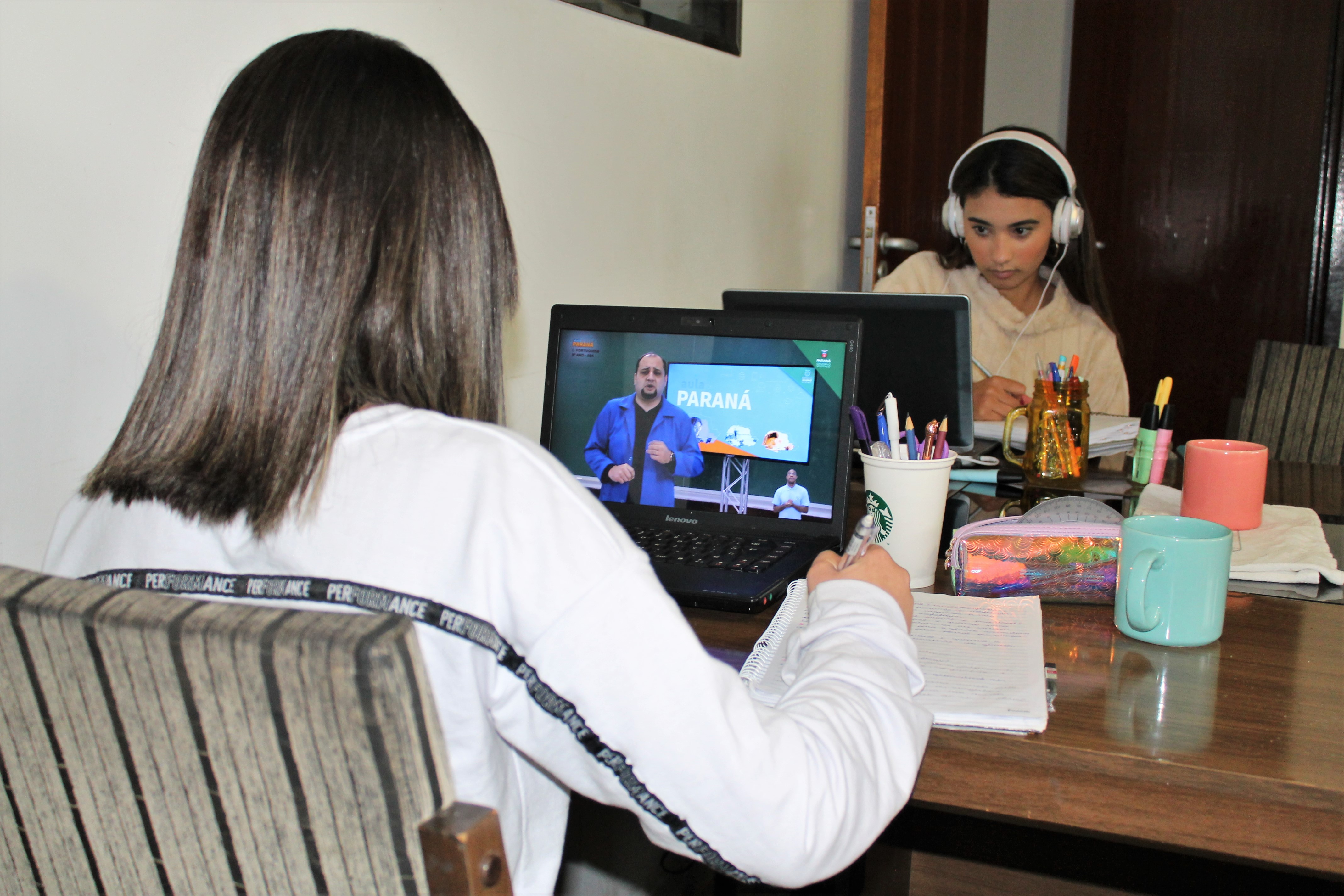 Na semana do feriado da Independência, entre os dias 08 a 11 de setembro, a Secretaria de Estado da Educação e do Esporte (Seed) fará uma nova rodada de revisão de conteúdos nos canais Aula Paraná. Durante os quatro dias, os canais do Aula Paraná na TV Aberta, no YouTube e nos aplicativos terão uma programação completa de videoaulas inéditas, mas que farão um resumo de tudo o que já foi abordado no trimestre.