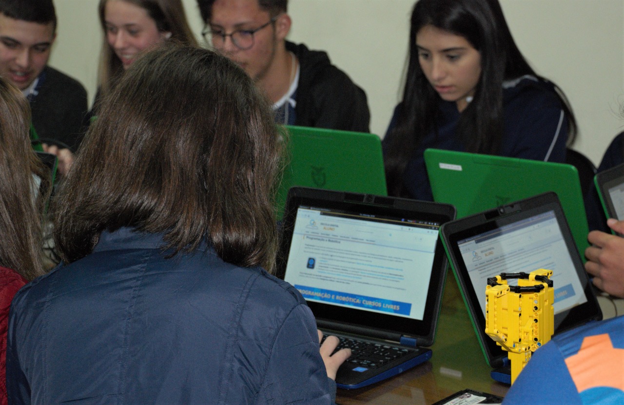 A Secretaria de Estado da Educação e do Esporte (Seed-PR) divulgou nesta segunda-feira (28) a lista dos 10 mil alunos e mil professores que garantiram vaga nos cursos gratuitos de programação ofertados em parceria com uma das maiores plataformas brasileiras em cursos de tecnologia. Confira aqui o resultado do processo de seleção.