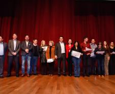 Prorrogação do mandato dos diretores por mais um ano, internet de 20 Mega para todas as escolas da Rede Estadual de Ensino do Paraná e verba extra para os centros de educação comprarem livros de literatura e material esportivo. As medidas foram anunciadas pelo governador Carlos Massa Ratinho Junior durante o II Encontro de Diretores, nesta terça-feira (03), no Teatro Positivo, em Curitiba. 