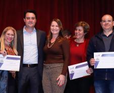 Prorrogação do mandato dos diretores por mais um ano, internet de 20 Mega para todas as escolas da Rede Estadual de Ensino do Paraná e verba extra para os centros de educação comprarem livros de literatura e material esportivo. As medidas foram anunciadas pelo governador Carlos Massa Ratinho Junior durante o II Encontro de Diretores, nesta terça-feira (03), no Teatro Positivo, em Curitiba. 