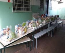 Kits de Alimentos, composto por: arroz, feijão, macarrão, farinha de trigo, molho de tomate, e da  Agricultura Familiar: frutas, verduras, legumes, pães, doce de frutas, polpa de frutas congeladas, e leite