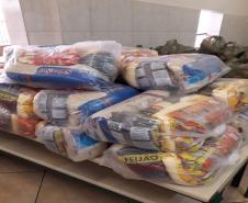 Kits de Alimentos, composto por: arroz, feijão, macarrão, farinha de trigo, molho de tomate, e da  Agricultura Familiar: frutas, verduras, legumes, pães, doce de frutas, polpa de frutas congeladas, e leite