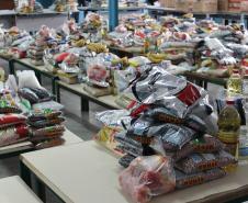 Nesta sexta-feira, 31 de julho, a Secretaria de Estado da Educação e do Esporte (Seed) realizará a 10ª entrega dos kits de merenda escolar. Nesta entrega serão mais de 3 milhões de quilos de alimentos distribuídos para as famílias dos 231 mil alunos beneficiários do Bolsa Família. Ao todo, a secretaria já distribuiu mais de 25 milhões de quilos de alimentos.