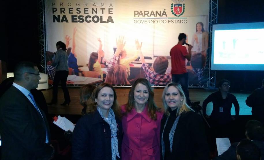 Equipe do NRE de Jacarezinho com a chefe Ana Maria Molini