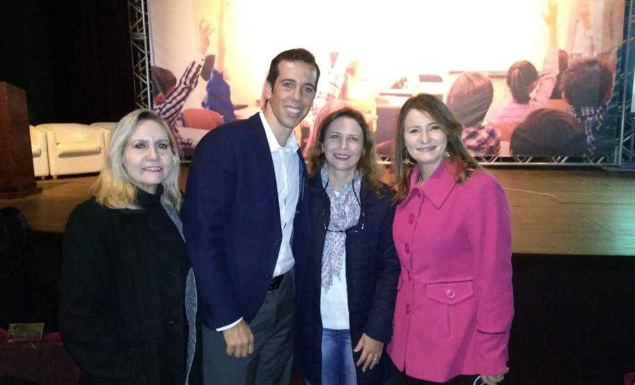 Da direita para esquerda: Ana Maria Molini, chefe do NRE de Jacarezinho, Janaína Cecília Lussi (coordenadora da Ed. Inf. Anos Iniciais), Renato Feder (Secretário Estadual de Educação e Esporte) e Ieda M. dos Santos (coordenadora da Equipe de Educação Básica)