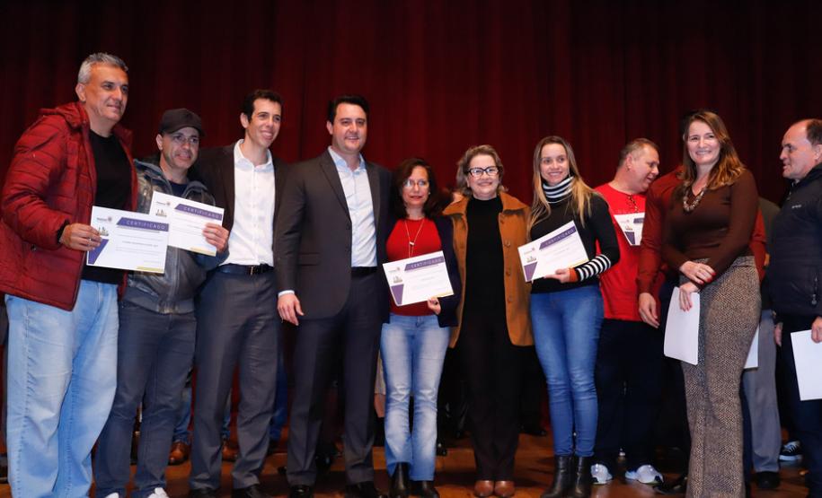 Prorrogação do mandato dos diretores por mais um ano, internet de 20 Mega para todas as escolas da Rede Estadual de Ensino do Paraná e verba extra para os centros de educação comprarem livros de literatura e material esportivo. As medidas foram anunciadas pelo governador Carlos Massa Ratinho Junior durante o II Encontro de Diretores, nesta terça-feira (03), no Teatro Positivo, em Curitiba.