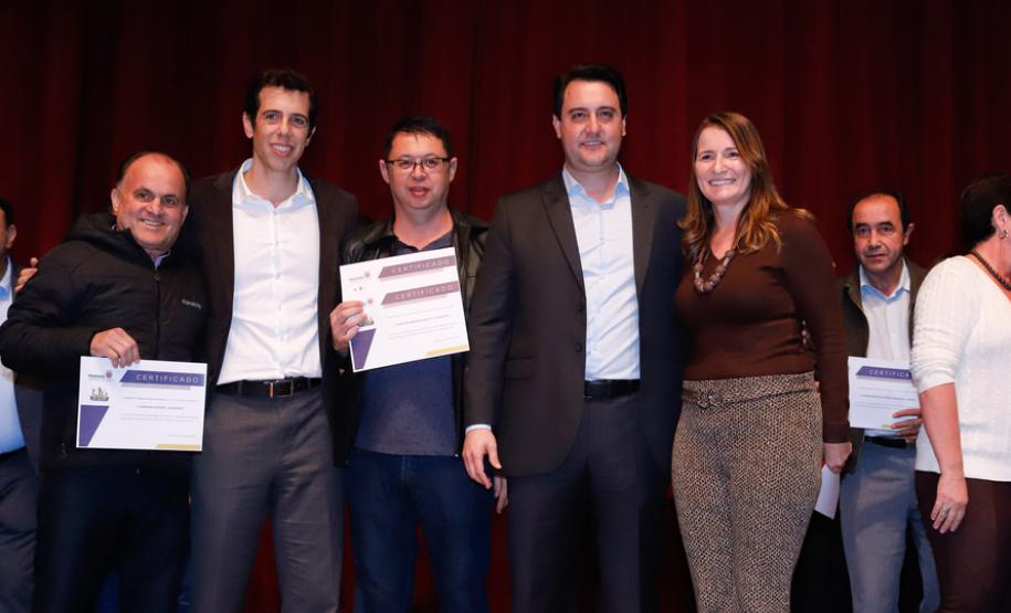 Prorrogação do mandato dos diretores por mais um ano, internet de 20 Mega para todas as escolas da Rede Estadual de Ensino do Paraná e verba extra para os centros de educação comprarem livros de literatura e material esportivo. As medidas foram anunciadas pelo governador Carlos Massa Ratinho Junior durante o II Encontro de Diretores, nesta terça-feira (03), no Teatro Positivo, em Curitiba.