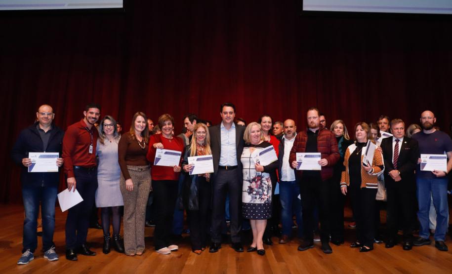 Prorrogação do mandato dos diretores por mais um ano, internet de 20 Mega para todas as escolas da Rede Estadual de Ensino do Paraná e verba extra para os centros de educação comprarem livros de literatura e material esportivo. As medidas foram anunciadas pelo governador Carlos Massa Ratinho Junior durante o II Encontro de Diretores, nesta terça-feira (03), no Teatro Positivo, em Curitiba.
