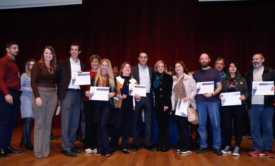 Prorrogação do mandato dos diretores por mais um ano, internet de 20 Mega para todas as escolas da Rede Estadual de Ensino do Paraná e verba extra para os centros de educação comprarem livros de literatura e material esportivo. As medidas foram anunciadas pelo governador Carlos Massa Ratinho Junior durante o II Encontro de Diretores, nesta terça-feira (03), no Teatro Positivo, em Curitiba.