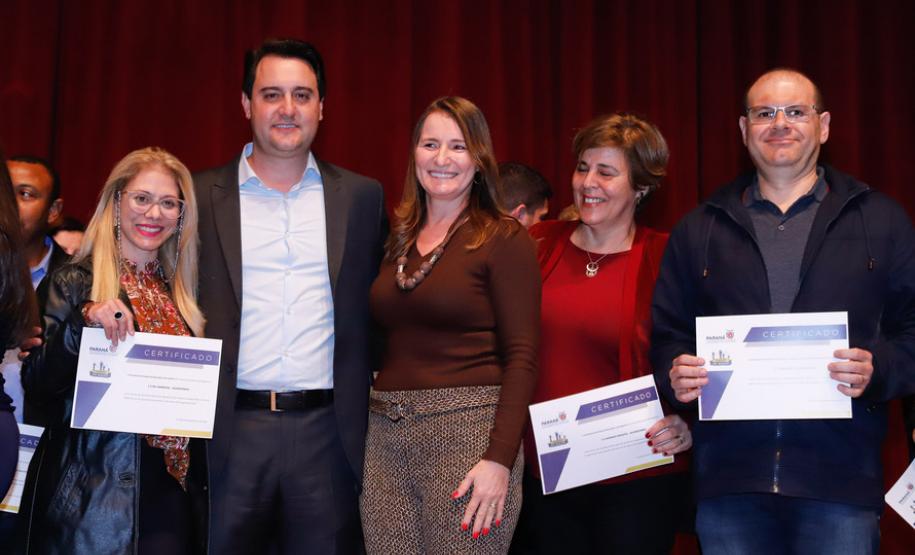 Prorrogação do mandato dos diretores por mais um ano, internet de 20 Mega para todas as escolas da Rede Estadual de Ensino do Paraná e verba extra para os centros de educação comprarem livros de literatura e material esportivo. As medidas foram anunciadas pelo governador Carlos Massa Ratinho Junior durante o II Encontro de Diretores, nesta terça-feira (03), no Teatro Positivo, em Curitiba.