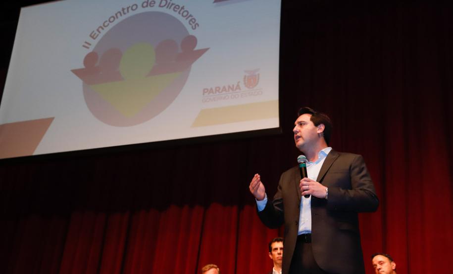 Prorrogação do mandato dos diretores por mais um ano, internet de 20 Mega para todas as escolas da Rede Estadual de Ensino do Paraná e verba extra para os centros de educação comprarem livros de literatura e material esportivo. As medidas foram anunciadas pelo governador Carlos Massa Ratinho Junior durante o II Encontro de Diretores, nesta terça-feira (03), no Teatro Positivo, em Curitiba.