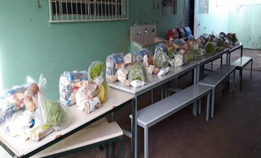 Kits de Alimentos, composto por: arroz, feijão, macarrão, farinha de trigo, molho de tomate, e da  Agricultura Familiar: frutas, verduras, legumes, pães, doce de frutas, polpa de frutas congeladas, e leite