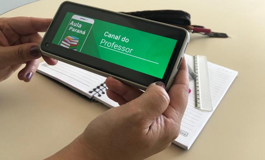 A partir desta segunda-feira (1), professores da rede estadual de ensino do Paraná contarão com mais uma ferramenta de Formação e Comunicação online: o Canal do Professor. O canal é a mais nova ferramenta do Aula Paraná lançada pela Secretaria de Estado da Educação e do Esporte (Seed), que contará com pelo menos 3 Lives de Formação por dia, em horários fixos e um chat de comunicação entre professores e Seed.