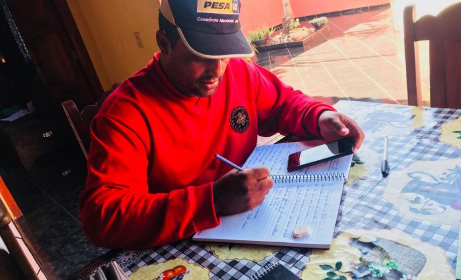 Estudantes matriculados no EJA (Educação de Jovens e Adultos) no Paraná passaram a receber conteúdos digitais personalizados produzidos pela Descomplica, uma das maiores empresas de educação digital do Brasil. Os conteúdos contam com videoaulas e atividades personalizadas para estes alunos. A novidade é resultado da parceria fechada na última semana entre a Descomplica e a Secretaria de Estado da Educação e do Esporte (Seed), em que a empresa cedeu voluntariamente o seu material.