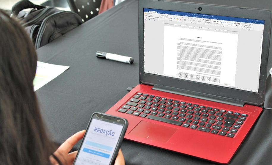 A equipe de tecnologia da Secretaria de Estado da Educação e do Esporte (Seed) está desenvolvendo um novo sistema que vai otimizar a correção de redação dos alunos da rede estadual do Paraná. Baseado em inteligência artificial, a nova ferramenta vai otimizar a dinâmica e garantir aos estudantes uma produção textual muito mais rápida.