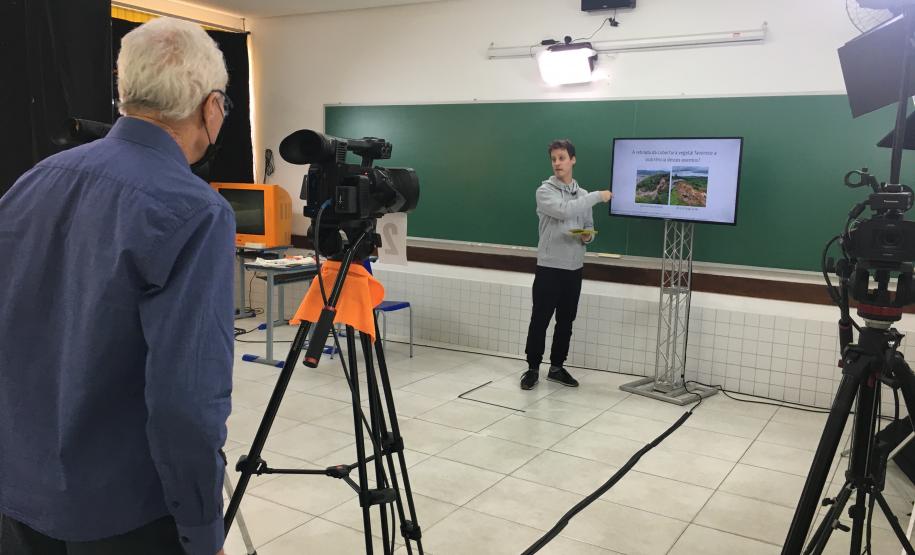 Equipe de tecnologia da Secretaria de Estado da Educação e do Esporte (Seed) está desenvolvendo um novo sistema que vai otimizar a correção de redação dos alunos da rede estadual do Paraná. Baseado em inteligência artificial, a nova ferramenta vai otimizar a dinâmica e garantir aos estudantes uma produção textual muito mais rápida.