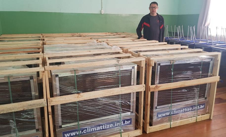 O Governo do Paraná finaliza no mês de agosto a entrega dos 2.790 equipamentos climatizadores para as 170 escolas estaduais com mais de 200 alunos, das regiões norte, noroeste e norte pioneiro. A ação faz parte do pacote de investimentos de cerca de R$ 23,3 milhões para a compra de equipamentos e mobiliários para as unidades educacionais do estado.