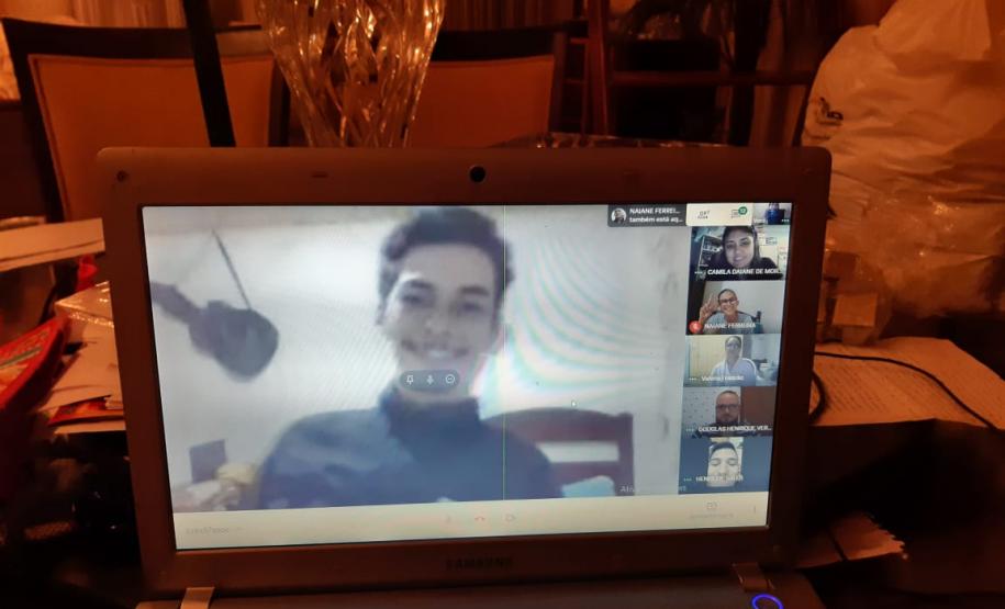 Em diversas escolas estaduais do Paraná, o uso dos meets como ferramenta de aula já se tornou usual entre os professores e alunos. Segundo levantamento da Secretaria de Estado da Educação e do Esporte (Seed), cerca de 28,5 mil meets são realizados por semana, e a tendência é aumentar, porque cada vez mais professores passam a aderir à ferramenta.