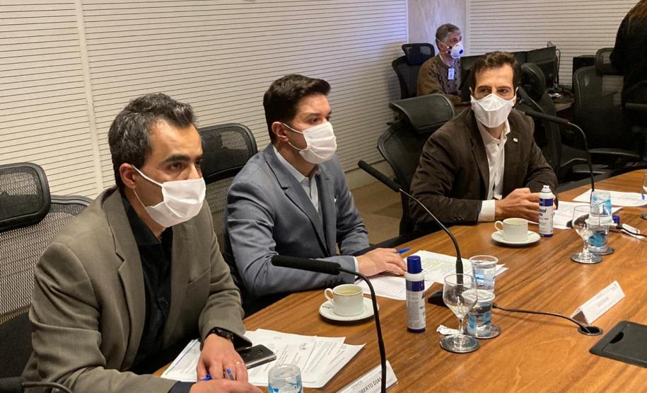 A aplicação das medidas sanitárias e de prevenção previstas no Protocolo de Retorno às Aulas, elaborado pela Secretaria de Estado da Educação e do Esporte (Seed), foi o tema da reunião virtual com representantes de prefeitos de todas as regiões do Paraná, realizada na tarde desta terça-feira (18). Durante o encontro os prefeitos relataram as principais preocupações e desafios de cada região para que o protocolo seja cumprido quando houver liberação da Secretaria da Saúde para o retorno.