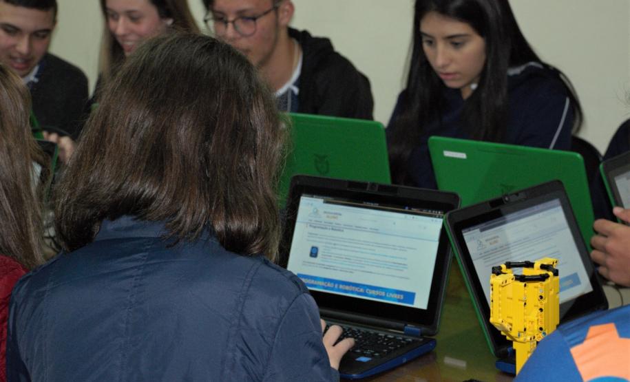 A Secretaria de Estado da Educação e do Esporte (Seed-PR) divulgou nesta segunda-feira (28) a lista dos 10 mil alunos e mil professores que garantiram vaga nos cursos gratuitos de programação ofertados em parceria com uma das maiores plataformas brasileiras em cursos de tecnologia. Confira aqui o resultado do processo de seleção.